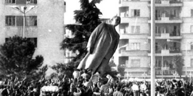"Helikopteri i policisë fluturoi mbi qytetarët në shesh", raporti i gazetarit për 20 shkurtin 1991: Monumenti i Enver Hoxhës si simbol i suksesit për studentët.