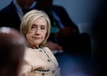 Hillary Clinton e akuzon Trump për fshehje informacioni dhe ish-sekretarja e shtetit kërkon publikimin e dosjeve të plota të skandalit.