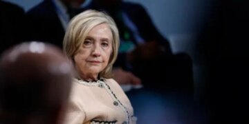 Hillary Clinton e akuzon Trump për fshehje informacioni dhe ish-sekretarja e shtetit kërkon publikimin e dosjeve të plota të skandalit.
