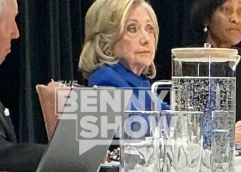 Hillary Clinton në dëshminë me dyer të mbyllura në Kongresin Amerikan: Promovohet fotografia e parë e saj, e cila tregon se nuk duket e lumtur.