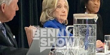 Hillary Clinton në dëshminë me dyer të mbyllura në Kongresin Amerikan: Promovohet fotografia e parë e saj, e cila tregon se nuk duket e lumtur.