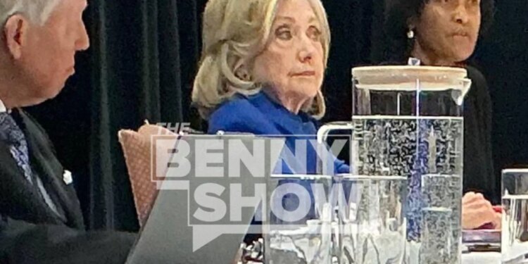 Hillary Clinton në dëshminë me dyer të mbyllura në Kongresin Amerikan: Promovohet fotografia e parë e saj, e cila tregon se nuk duket e lumtur.