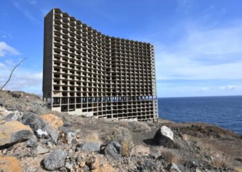 "Hoteli Fantazmë" në Tenerife pritet të shembet pas një gjysmë shekulli braktisjeje, ndërsa procesi i prishjes do të kërkojë një investim prej 2.3 milionë eurosh.