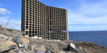"Hoteli Fantazmë" në Tenerife pritet të shembet pas një gjysmë shekulli braktisjeje, ndërsa procesi i prishjes do të kërkojë një investim prej 2.3 milionë eurosh.