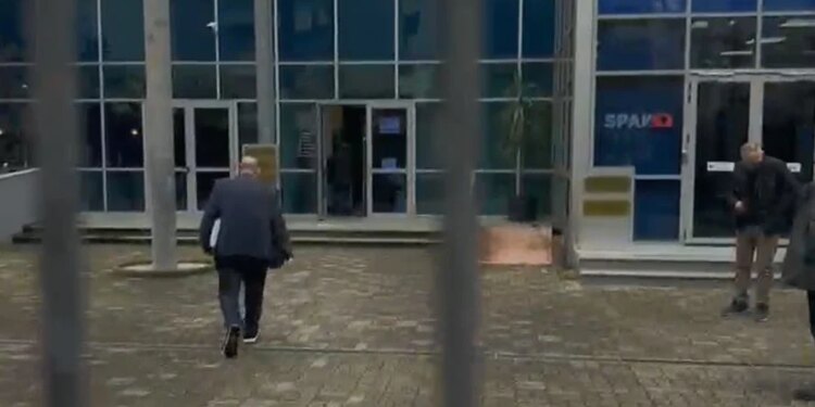 I akuzuar për përfshirje në sulmin kibernetik kundër SPAK, ish-drejtori i Burgjeve paraqitet para GJKKO-së, duke nisur seancën parapake.