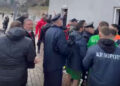 VIDEO/ SKANDAL NË LIBRAZHD: Karakaci rreh policin bashkiak, futbolli kthehet në sherr rruge
