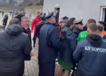 VIDEO/ SKANDAL NË LIBRAZHD: Karakaci rreh policin bashkiak, futbolli kthehet në sherr rruge