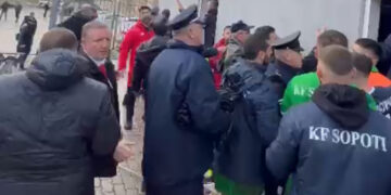 VIDEO/ SKANDAL NË LIBRAZHD: Karakaci rreh policin bashkiak, futbolli kthehet në sherr rruge