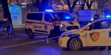 Ekskluzive/ Policia e Vlorës ndalon dy makina shtetërore, brenda tyre gjenden armë, po shkonin të kryenin vrasje