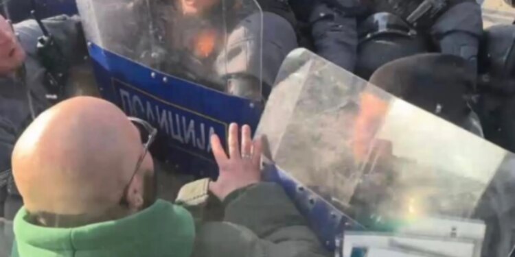 Incident i papranueshëm në Maqedoninë e Veriut: Tifozët e Vardarit shpërthejnë me kor raciste ndaj klubit shqiptar dhe përplasen me policinë (VIDEO)