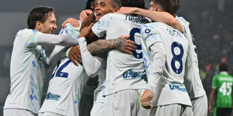 Inter dominon me rezultat 5-0 ndaj Sassuolos  
Inter ka treguar një performancë të jashtëzakonshme në ndeshjen e fundit të Serie A. Skuadra zikaltër mposhti Sassuolon në Mapei Stadium me një rezultat të thellë prej 5-0, duke rritur avantazhin me Milanin në +8 pikë, pasi ky i fundit ka në program një ndeshje me Comon.