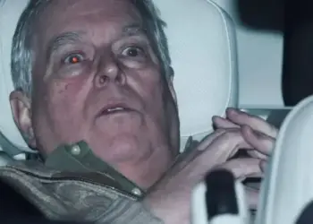 Ish-princi Andrew lirohet nga ngjarja e arrestit dhe vazhdon të hetohet në liri, ndërkohë që forcat policore kryejnë kontrolle në Royal Lodge.