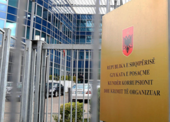Ish-shefi i Krimeve në Tiranë dhe dy persona të tjerë dënohen nga GJKKO për marrje ryshfeti me premtimin e ndikimit në sistemin e drejtësisë për uljen e dënimeve.