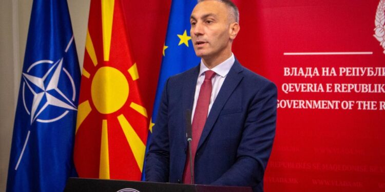 Ish-zëvendëskryeministri i parë shqiptar i Maqedonisë së Veriut, i shpallur në kërkim për shpërdorim detyre, dorëzohet në polici.