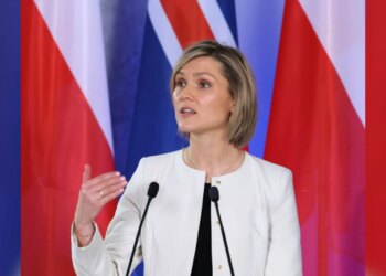 Islanda e gatshme për t'u bërë anëtare e BE-së, kryeministrja shpall: Do të organizohet referendum për fillimin e negociatave me Bashkimin Evropian.