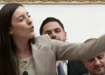 “Je i zoti i Belinda Ballukut bashkë me Zegjinenë”, Çaushi reagon ashpër ndaj Bardhit në Kuvend: O ylli i Fierit, doktori s’të hoqi nga qarku për të mos më bërë mua qejfi.