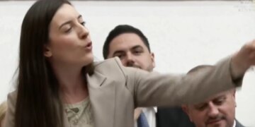 “Je i zoti i Belinda Ballukut bashkë me Zegjinenë”, Çaushi reagon ashpër ndaj Bardhit në Kuvend: O ylli i Fierit, doktori s’të hoqi nga qarku për të mos më bërë mua qejfi.