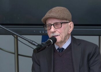 Jeta në mes të internimit dhe artit: Lekë Tasi nderohet për qëndresën, 96-vjeçari përkujton periudhën e internimit dhe vuajtjet e familjes së tij.