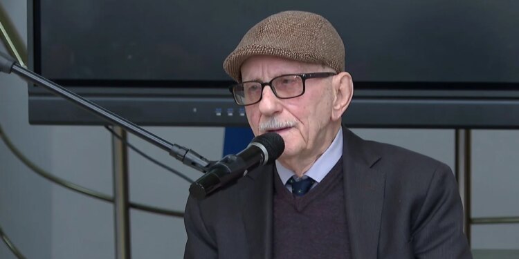 Jeta në mes të internimit dhe artit: Lekë Tasi nderohet për qëndresën, 96-vjeçari përkujton periudhën e internimit dhe vuajtjet e familjes së tij.