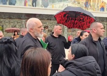 “Ju jeni partia, nuk keni lidhje”, Rama reagon ndaj disa qytetarëve pas takimit me banorët e Durrësit: Projekti TID mbetet në vijimësi.