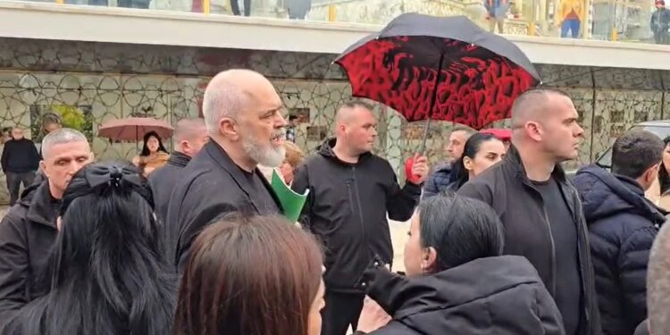 “Ju jeni partia, nuk keni lidhje”, Rama reagon ndaj disa qytetarëve pas takimit me banorët e Durrësit: Projekti TID mbetet në vijimësi.