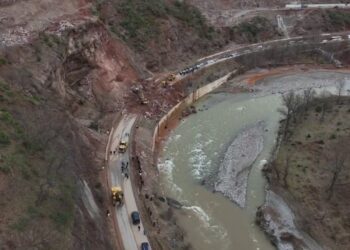 Kamionët e bllokuar në Qafë-Thanë, shoferët kërkojnë një zgjidhje nga Maqedonia e Veriut: Ushqimi po mbaron.