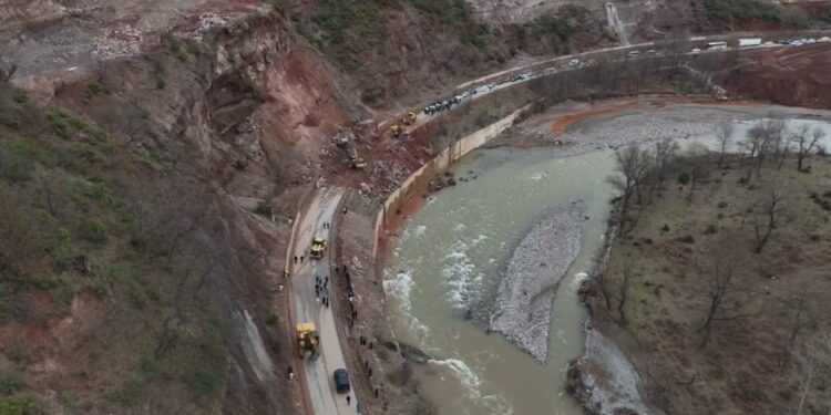 Kamionët e bllokuar në Qafë-Thanë, shoferët kërkojnë një zgjidhje nga Maqedonia e Veriut: Ushqimi po mbaron.
