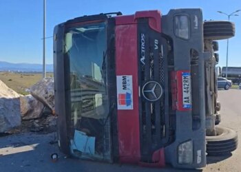 Kamioni i ngarkuar me gurë përmbyset në zonën e Porto Romanos