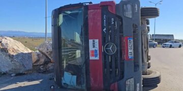 Kamioni i ngarkuar me gurë përmbyset në zonën e Porto Romanos