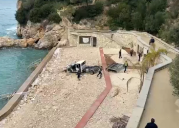 Kamioni shmang rregullat e qarkullimit dhe përfundon në bregun e Vlorës, drejtuesi i tij i plagosur rëndë