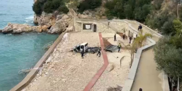 Kamioni shmang rregullat e qarkullimit dhe përfundon në bregun e Vlorës, drejtuesi i tij i plagosur rëndë