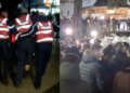 Katër oficerë të policisë u plagosën gjatë protestës, duke marrë djegie dhe lëndime nga objekte të forta.