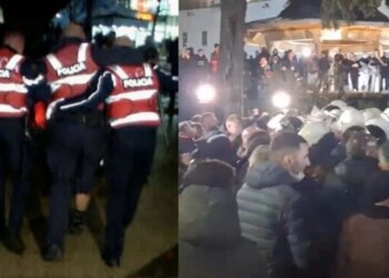 Katër oficerë të policisë u plagosën gjatë protestës, duke marrë djegie dhe lëndime nga objekte të forta.