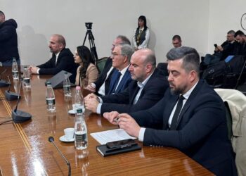 Komisioni i Reformës Zgjedhore mblidhet përsëri, PD diskuton me PS. Publikohen emrat e ekspertëve nga të dy anët.