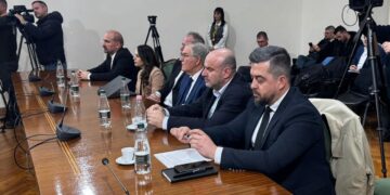 Komisioni i Reformës Zgjedhore mblidhet përsëri, PD diskuton me PS. Publikohen emrat e ekspertëve nga të dy anët.