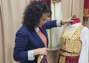 Kostumi tradicional në rrezik: Artizanët e Gjirokastrës përballen me sfida për të ruajtur identitetin e veshjeve.