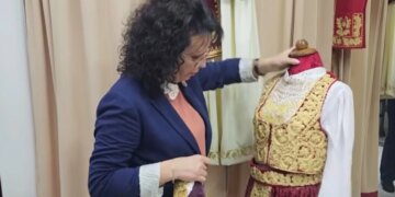Kostumi tradicional në rrezik: Artizanët e Gjirokastrës përballen me sfida për të ruajtur identitetin e veshjeve.