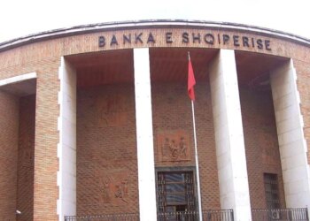 Kreditë problematike po pakësohen; sistemi bankar paraqet rezultate më të mira në letër, megjithatë 35.9 miliardë lekë të ofruara në kredi vazhdojnë të përbëjnë rrezik.