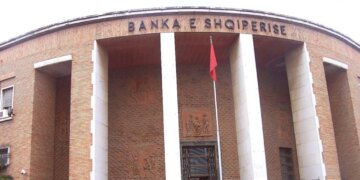 Kreditë problematike po pakësohen; sistemi bankar paraqet rezultate më të mira në letër, megjithatë 35.9 miliardë lekë të ofruara në kredi vazhdojnë të përbëjnë rrezik.