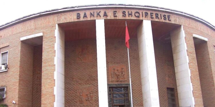 Kreditë problematike po pakësohen; sistemi bankar paraqet rezultate më të mira në letër, megjithatë 35.9 miliardë lekë të ofruara në kredi vazhdojnë të përbëjnë rrezik.