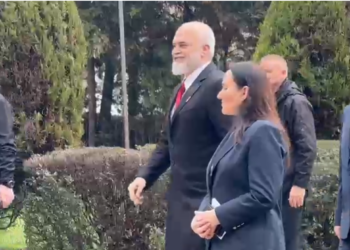 Kryeministri Rama arrin në Presidencë për një takim zyrtar me Presidenten Osmani në Kosovë