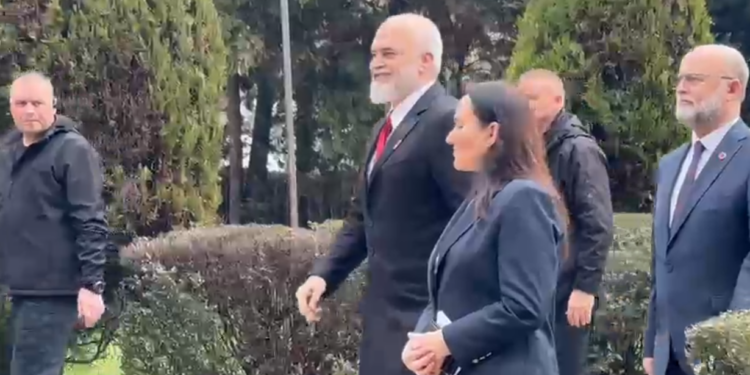 Kryeministri Rama arrin në Presidencë për një takim zyrtar me Presidenten Osmani në Kosovë