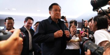 Kryeministri tajlandez rikonfirmohet në zgjedhjet e parakohshme pas shpërndarjes së parlamentit për shkak të konfliktit kufitar me Kamboxhin, duke arritur një fitore të thellë ndaj opozitës.