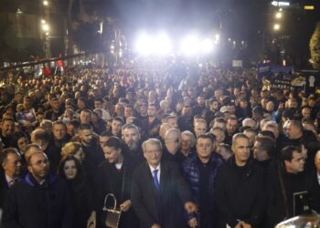 “Kryeministri të largohet sa më shpejt”/ Alimehmeti gjatë protestës së opozitës: Shpopullimi i vendit, akuza kryesore ndaj qeverisë
