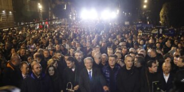 “Kryeministri të largohet sa më shpejt”/ Alimehmeti gjatë protestës së opozitës: Shpopullimi i vendit, akuza kryesore ndaj qeverisë