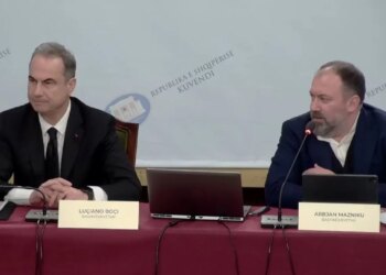 Kryesohet mbledhja e Komisionit për Reformën Territoriale, PD rinis dialogun me socialistët një ditë pas protestës me molotovë.