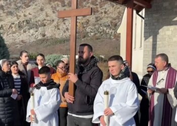 “Kryqi i Rrjollit”: Riti i Kreshmëve, një ndërthurje lutje dhe proteste nga banorët, mbështetet nga klerikët.