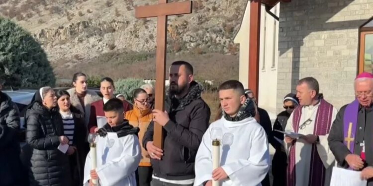 “Kryqi i Rrjollit”: Riti i Kreshmëve, një ndërthurje lutje dhe proteste nga banorët, mbështetet nga klerikët.