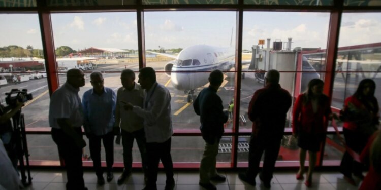 Kuba ndërpret furnizimin me avionë për një muaj për shkak të krizës energjetike të shkaktuar nga ndalimi i importeve nga Venezuela.