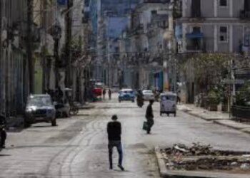 Kuba përballet me një krizë të thellë, ku mungesa e karburantit dhe turistëve po bllokon rutinën e jetës në ishull.